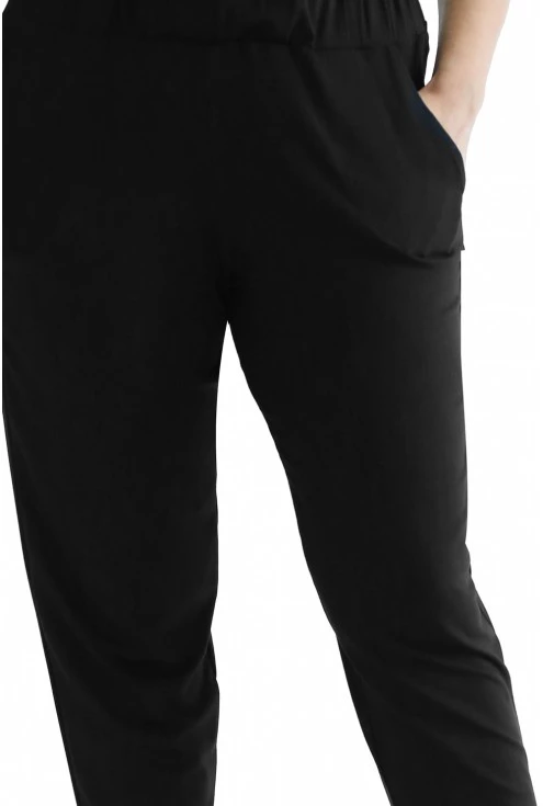 detal czarnych spodni plus size