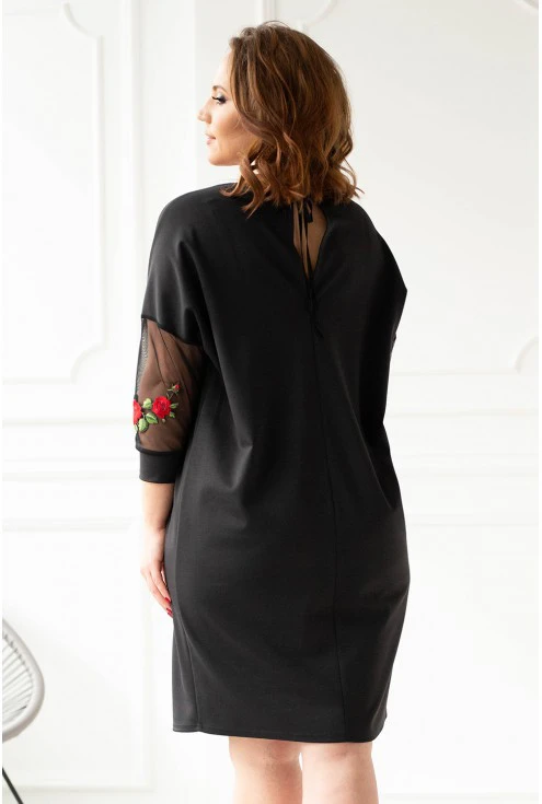 Czarna sukienka z ozdobnymi naszywkami duże rozmiary