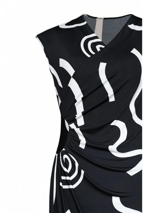 detal czarnej sukienki paloma