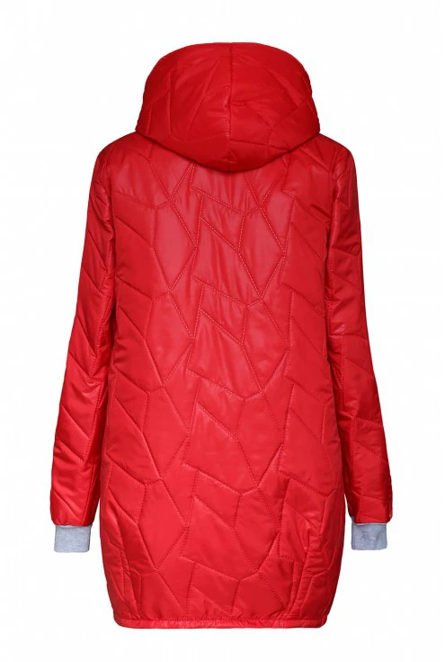 Tył czerwonej kurtki z pikowaniem w dużych rozmiarach plus size