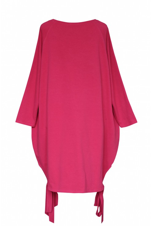 Ciemno różowa sukienka oversize z wiązaniem po bokach VERSO