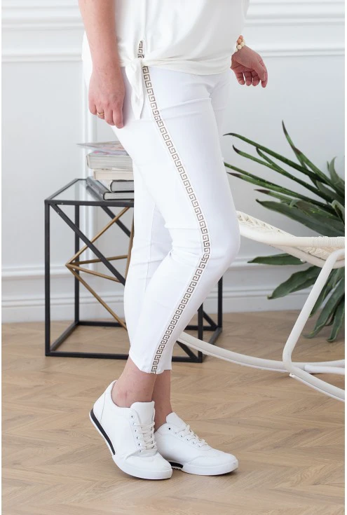 białe wygodne spodnie dresowe
