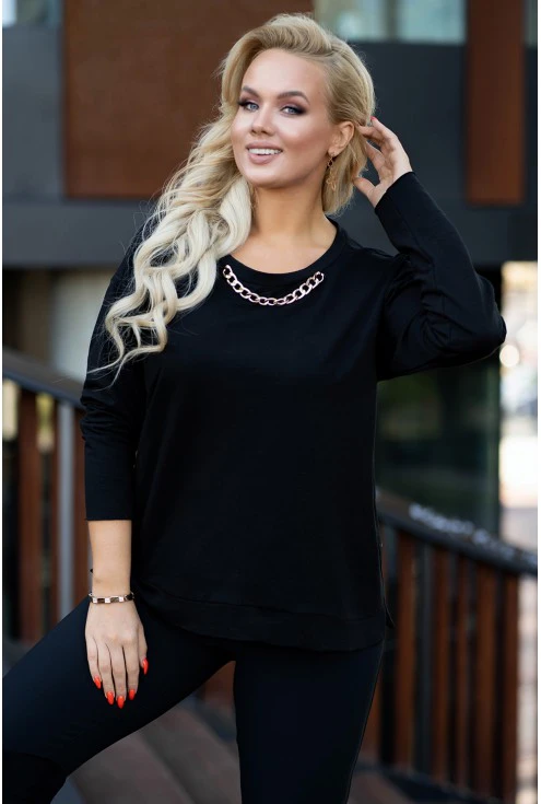 czarna bluza xxl z modnym dodatkiem w postaci łańcucha przy dekolcie