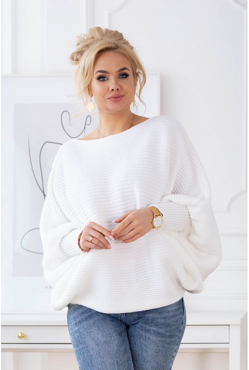 biały sweter z obniżoną linią ramion