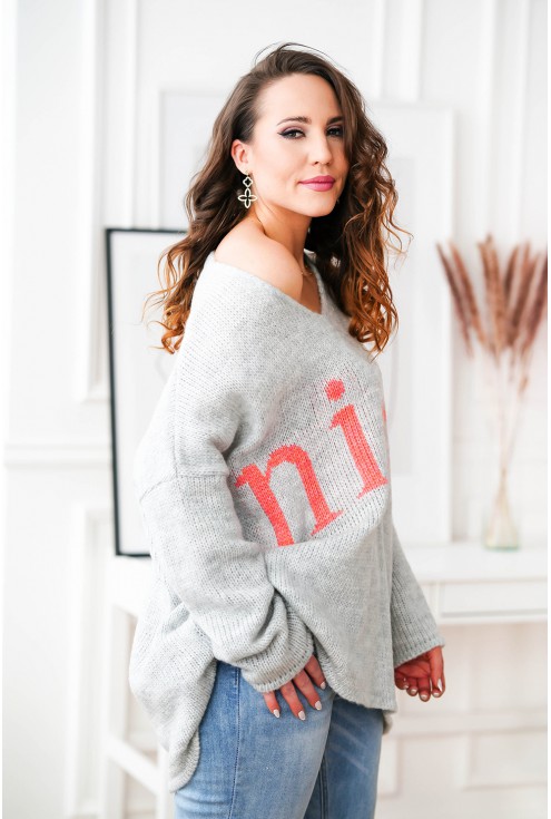 jasnoszary sweter oversize z modnym napisem
