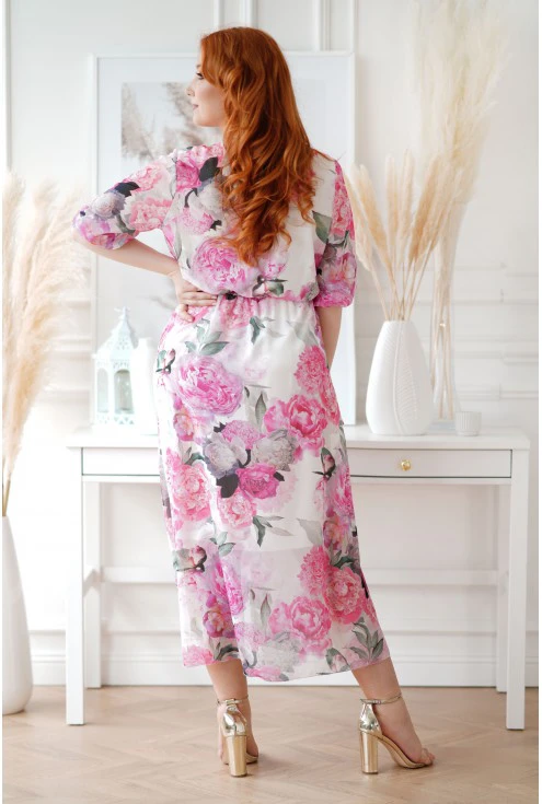 Kremowa sukienka maxi XXL w duże różowe kwiaty