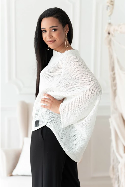 biały sweterek Camila z naszywką