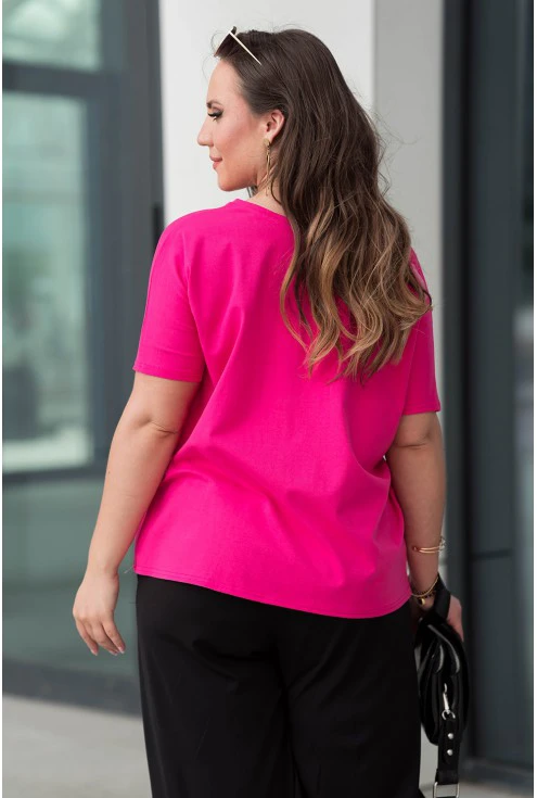 Tył wygodnej różowej bluzki dla kobiet w dużych rozmiarach plus size