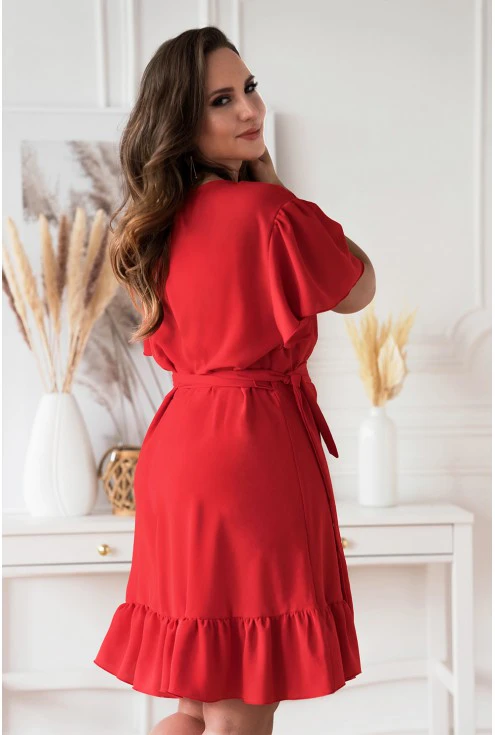 Bok czerwonej zjawiskowej sukienki plus size