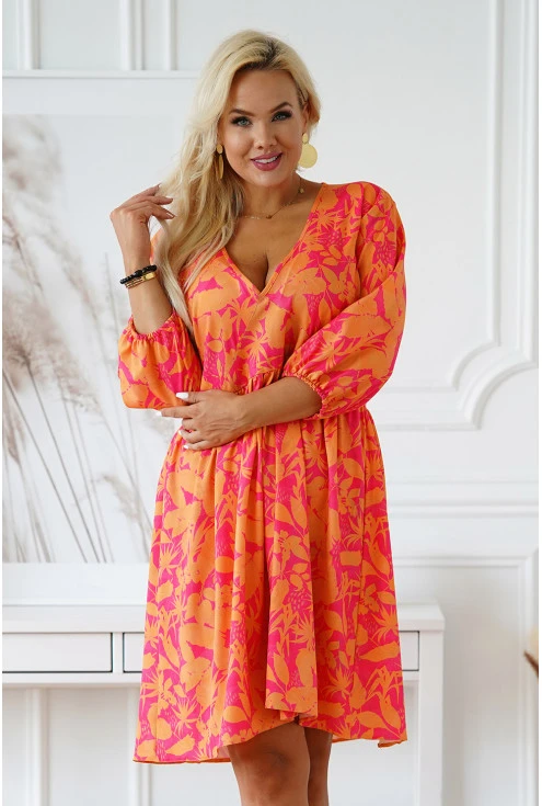 Różowa sukienka w pomarańczowe liście
