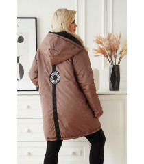Jasnobrązowa długa kurtka jesienna - zimowa z ozdobną naszywką na plecach - Loris