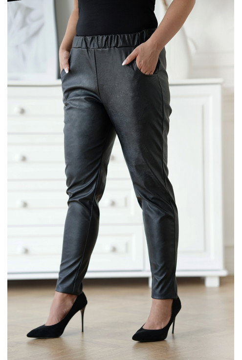 Czarne spodnie z eco skóry z kieszeniami