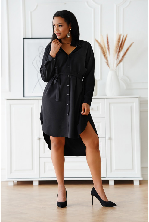 Czarna sukienka koszulowa z kieszonką i materiałowym paskiem - duże rozmiary