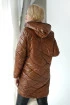 Czekoladowa długa zimowa kurtka pikowana z kapturem - Elenis