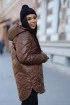 Czekoladowa długa zimowa kurtka pikowana z kapturem - Edwige