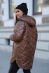 Czekoladowa długa zimowa kurtka pikowana z kapturem - Edwige