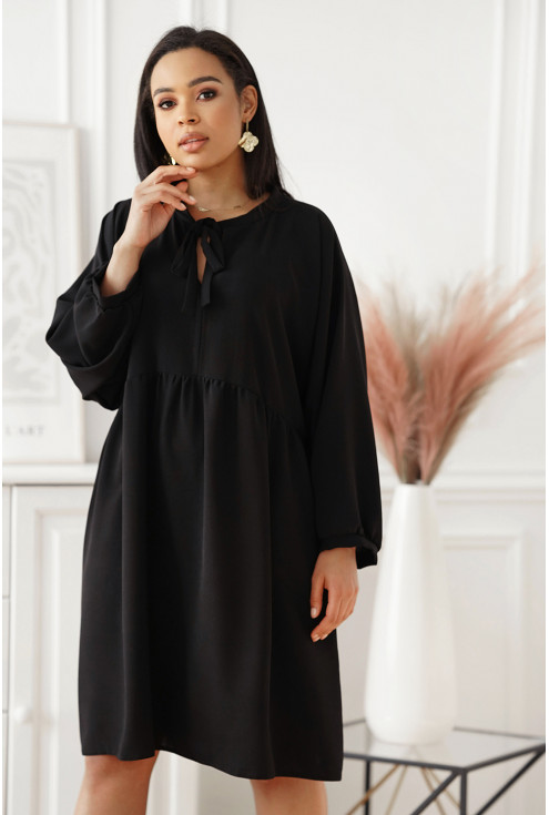 Czarna rozkloszowana sukienka z wiązaniem na dekolcie - Darie