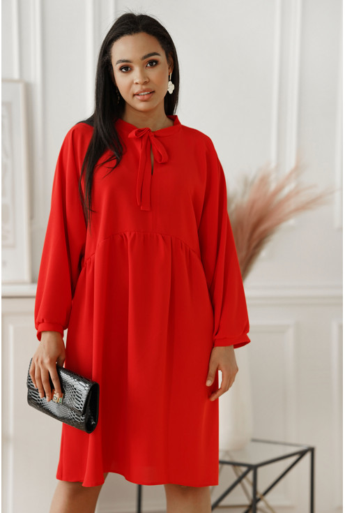 czerwona sukienka xxl z wiązaniem przy dekolcie