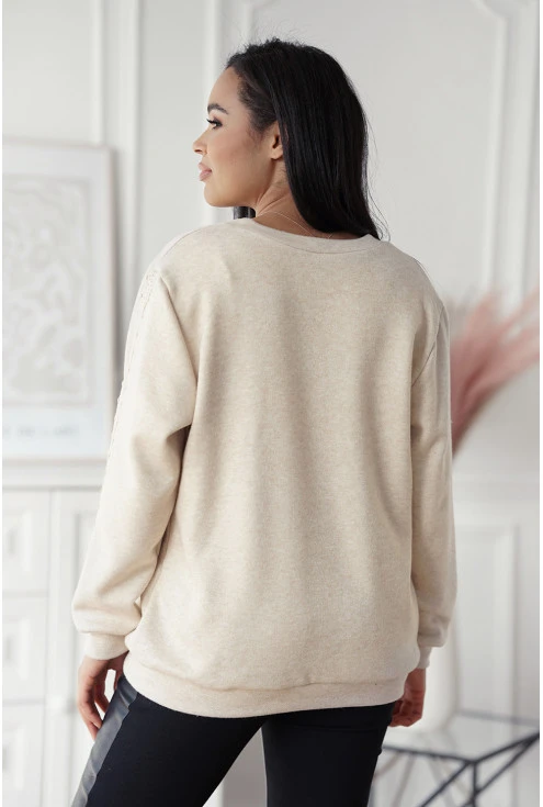 tył beżowego sweterka plus size