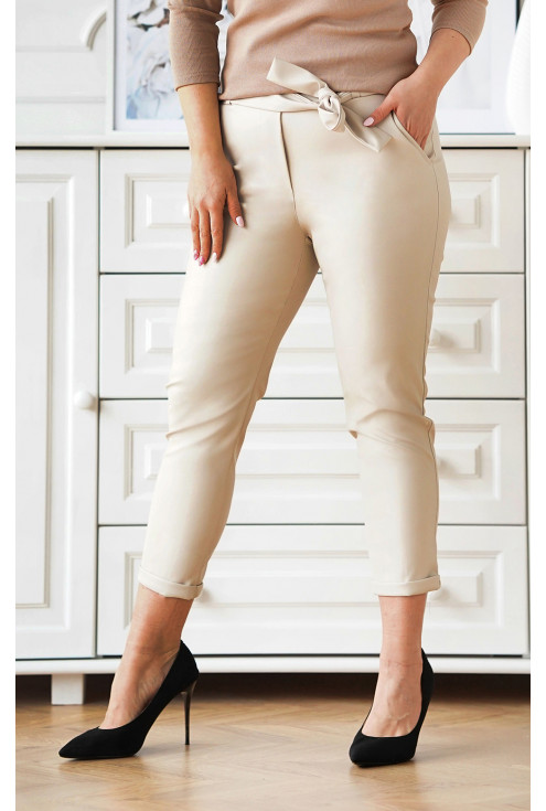 Spodnie z eco skóry z kieszeniami i paskiem - kolor ecru -Valentie