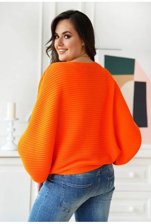 Pomarańczowy sweterek z obniżoną linią ramion.