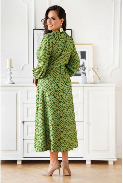 Zielona sukienka z geometrycznym wzorem
