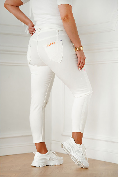 białe spodnie plus size z kieszeniami.