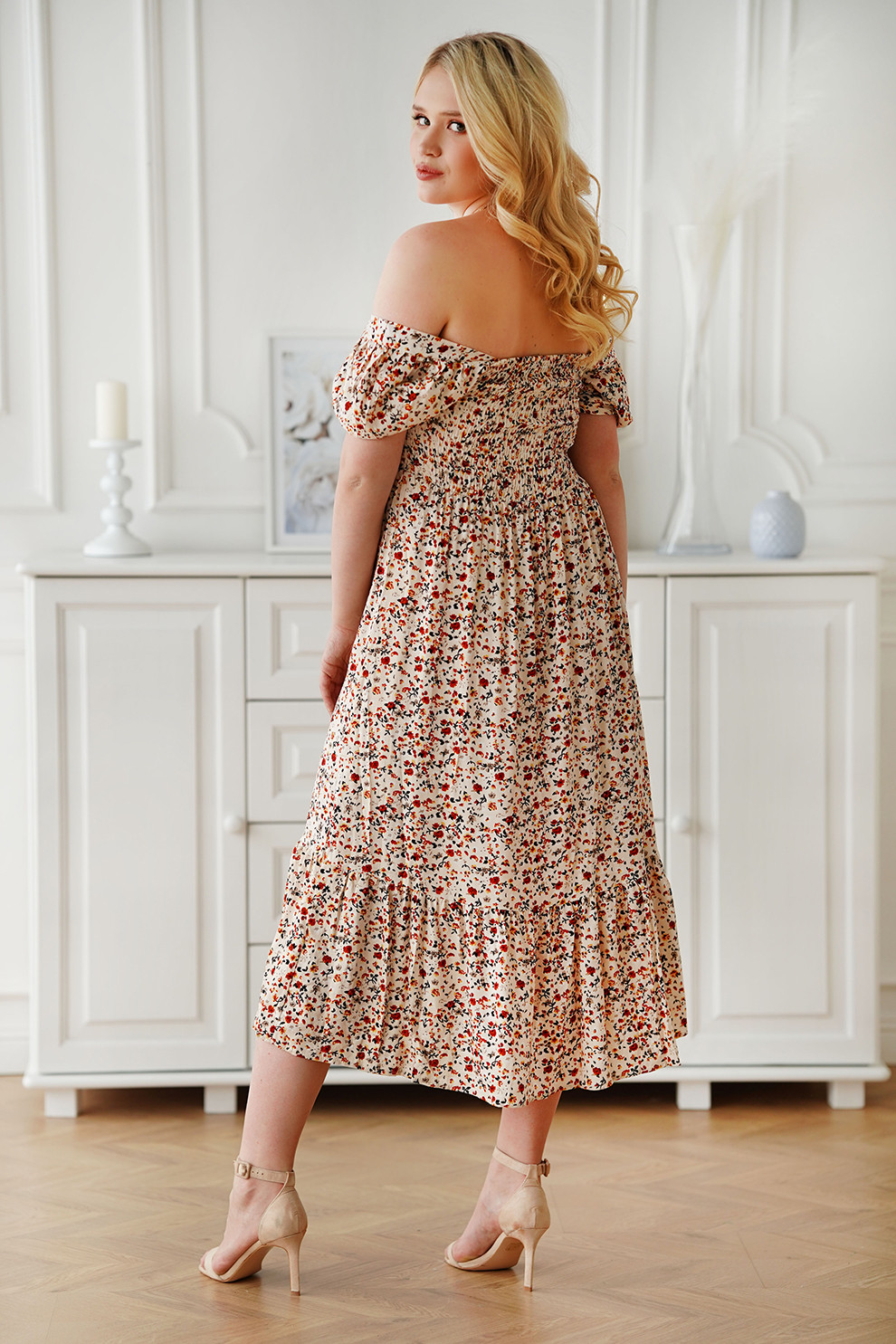 Beżowa sukienka maxi w drobne kwiaty z gumkami na biuście - Nelise - XL-ka