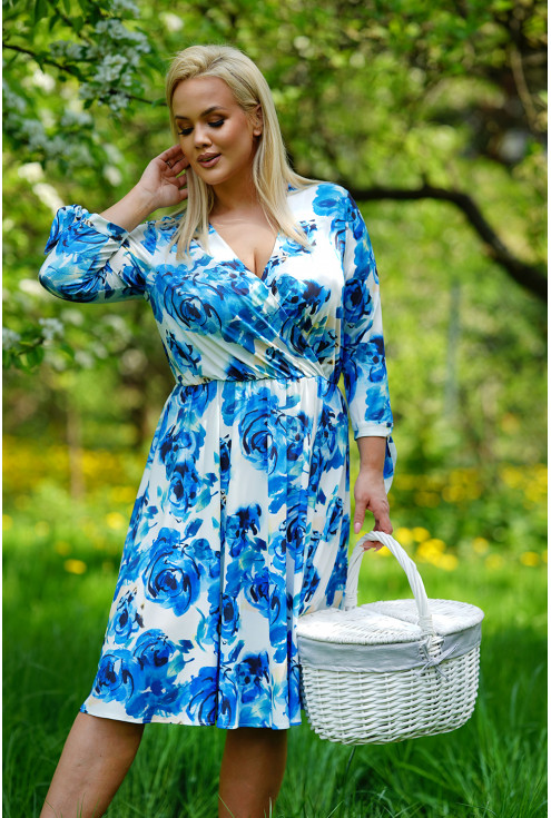 Kremowa sukienka plus size w niebieskie kwiaty - Agathe