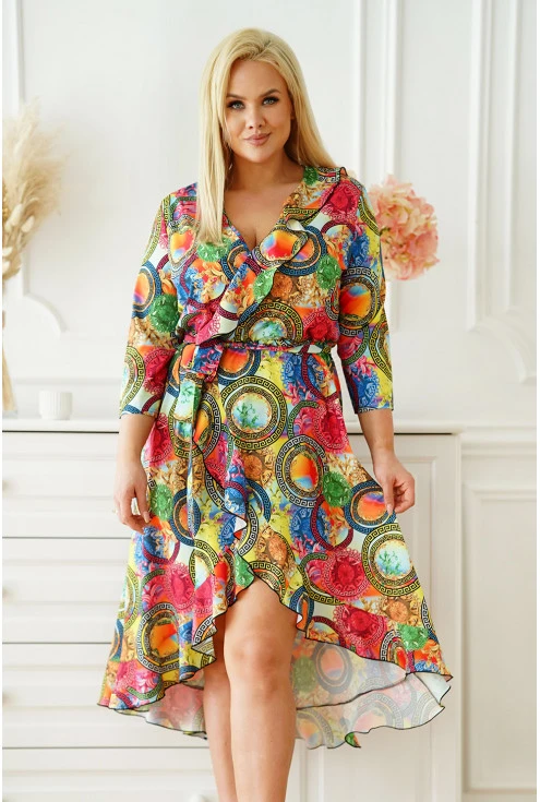 kolorowa sukienka plus size z asymetrycznym dołem