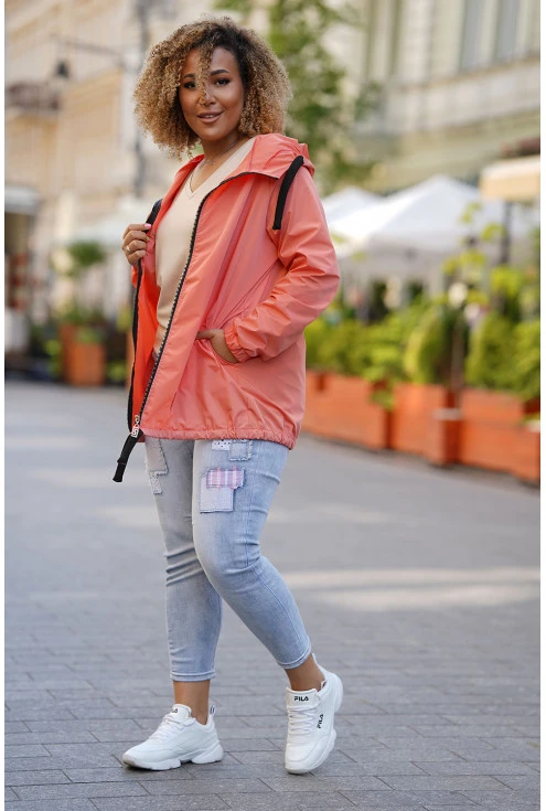 Damska kurtka przeciwdeszczowa w brzoskwiniowym kolorze duże rozmiary dla kobiet