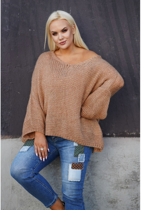 karmelowy sweter w dużych rozmiarach