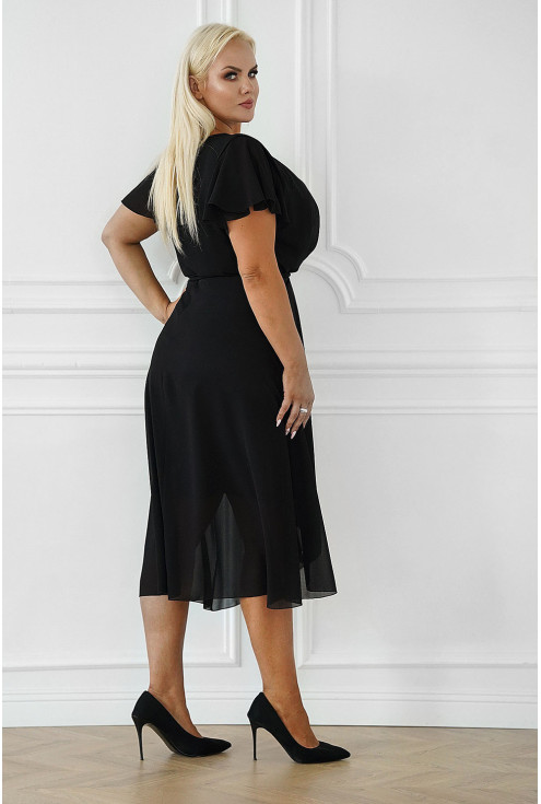 Tył czarnej szyfonowej sukienki w dużych rozmiarach
