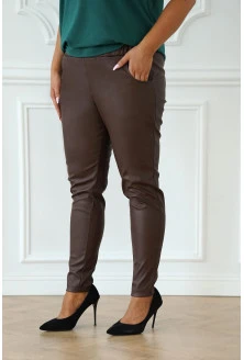 Brązowe spodnie z eco skóry z kieszeniami - Kasine