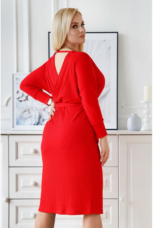 czerwona sukienka z długim rękawem