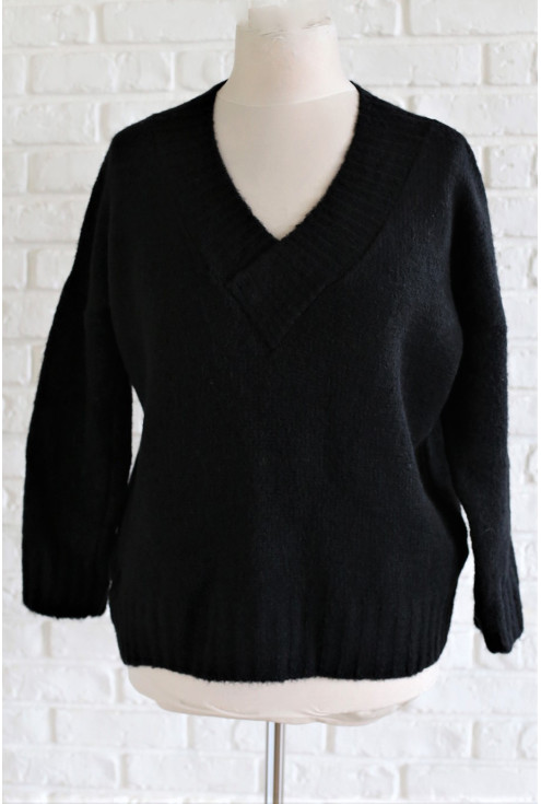 czarny sweter z dekoltem V