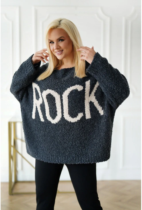 Grafitowy sweter z beżowym napisem w dużych rozmiarach plus size