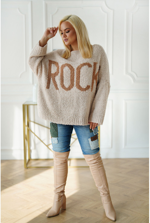 Beżowy sweter z karmelowym napisem w dużych rozmiarach xxl