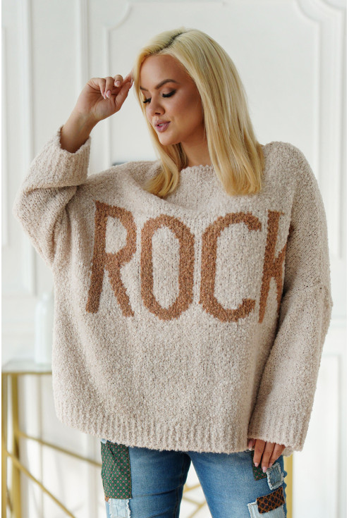 Beżowy sweter z karmelowym napisem plus size
