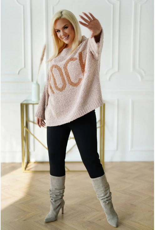 Pudrowy sweter z karmelowym napisem w dużych rozmiarach dla kobiet