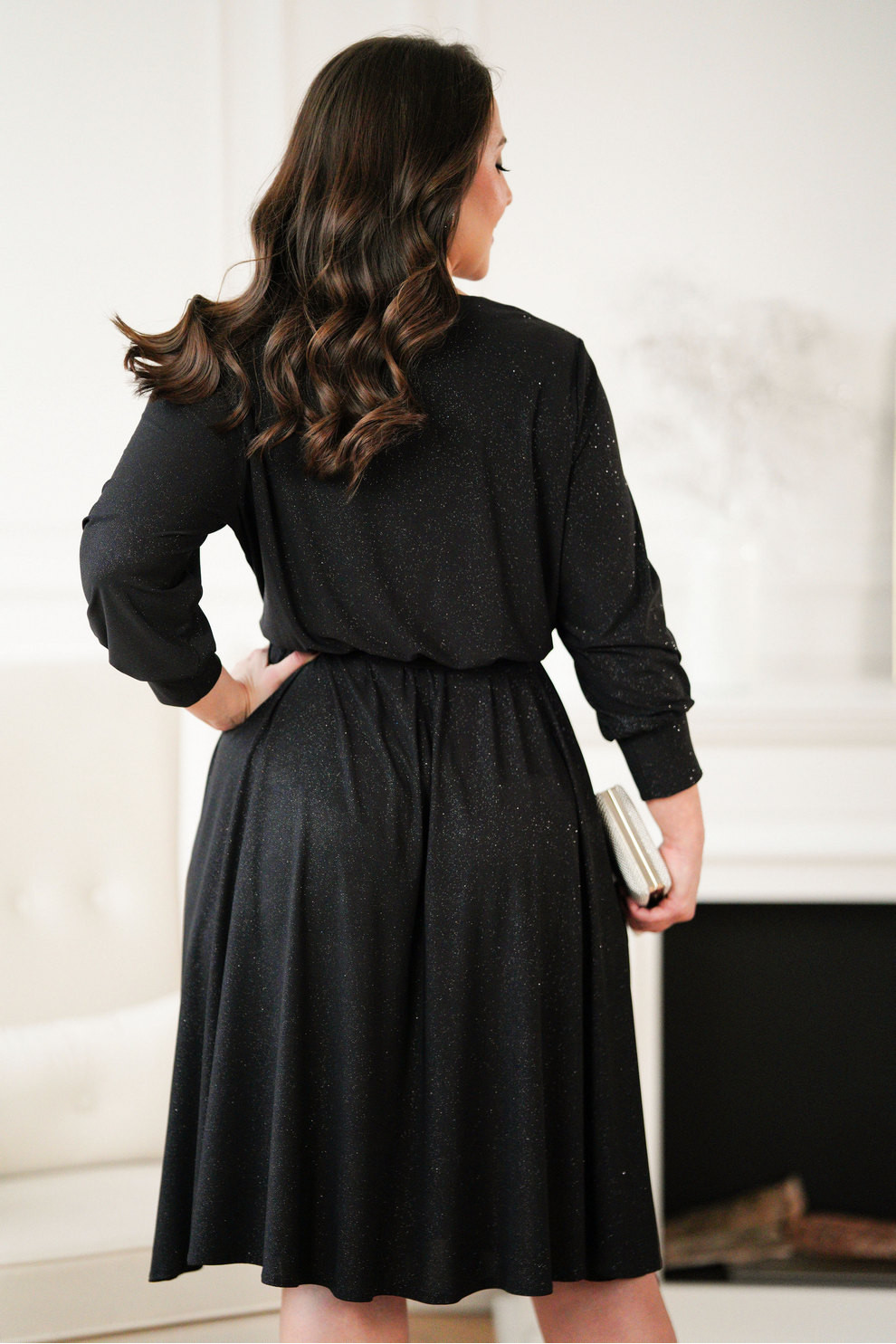 Czarna błyszcząca sukienka z dekoltem V i gumką w talii - Allison - XL-ka