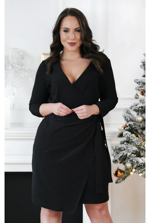 czarna sukienka z błyszczącą nitką dostępna w dużych rozmiarach