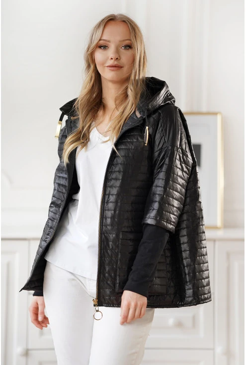 Czarna wiosenna pikowana kurtka z materiałowym rękawem - duże rozmiary