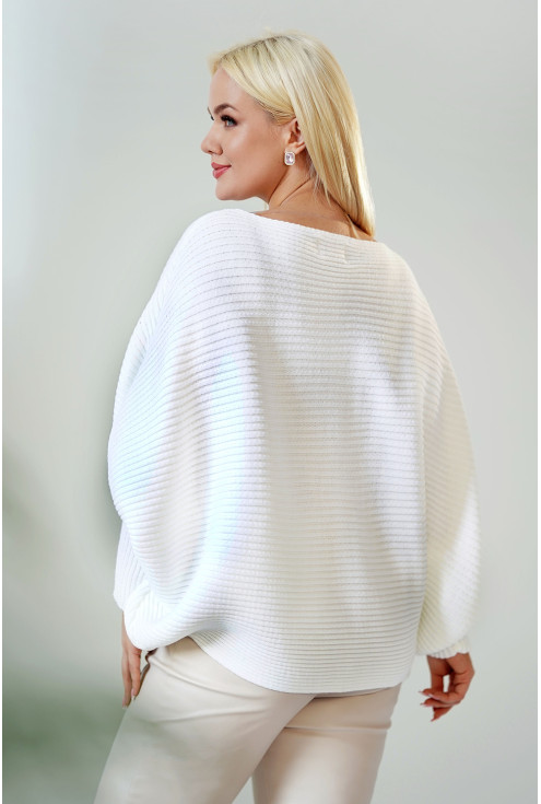 biały ciepły sweter damski w dużym rozmiarze