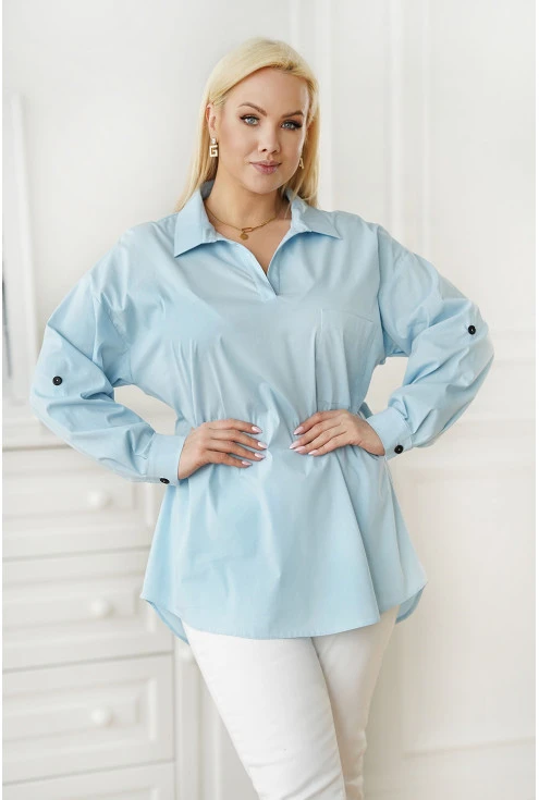 Jasnoniebieska koszula z podwijanym rękawem i kieszonką w damskich dużych rozmiarach