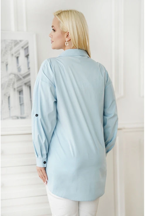 Tył damskiej koszuli w jasnoniebieskim kolorze z kieszonką w sklepie XL-ka.pl