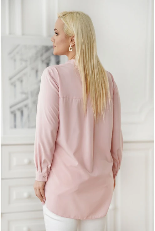 Tył eleganckiej bluzki plus size w pudrowym kolorze w sklepie XL-ka.pl