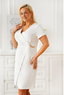 Biała wizytowa sukienka z ozdobnym łańcuszkiem w talii i kopertowym dekoltem - Rosa