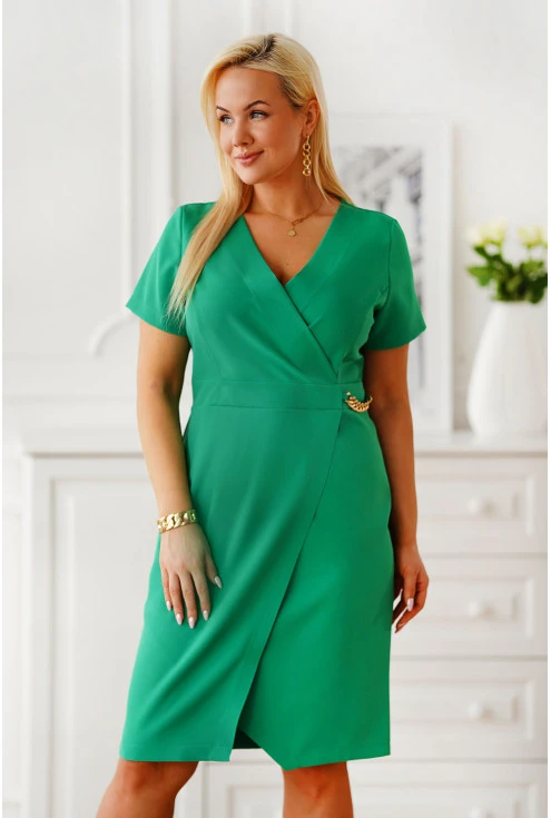Zielona wizytowa sukienka z ozdobnym łańcuszkiem w talii i kopertowym dekoltem - Rosa