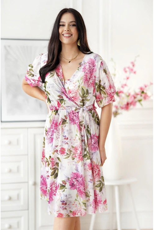 Kremowa siateczkowa sukienka z kopertowym dekoltem - wzór w kwiaty - Noemie